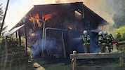 Als die Feuerwehr eintraf, stand die Hütte bereits in Vollbrand.