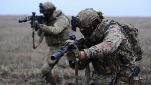 Ukrainische Soldaten während einer Gefechtsübung in der Region Charkiw im Nordosten des Landes