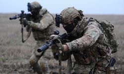 Ukrainische Soldaten während einer Gefechtsübung in der Region Charkiw im Nordosten des Landes