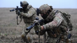 Ukrainische Soldaten während einer Gefechtsübung in der Region Charkiw im Nordosten des Landes