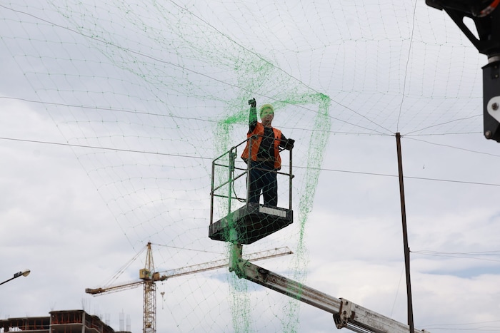 Montage von Anti-Drohnen-Netzen in Saporischschja