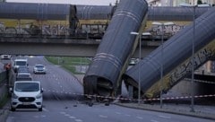 Zwei Waggons stürzten fünf Meter in die Tiefe.
