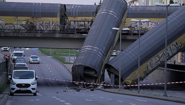 Zwei Waggons stürzten fünf Meter in die Tiefe.