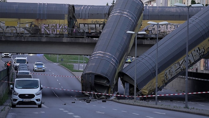 Zwei Waggons stürzten fünf Meter in die Tiefe.