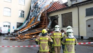 In Rankweil wurde ein Firmendach vom Sturm zerstört. 