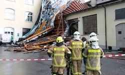 In Rankweil wurde ein Firmendach vom Sturm zerstört. 