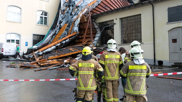 In Rankweil wurde ein Firmendach vom Sturm zerstört.