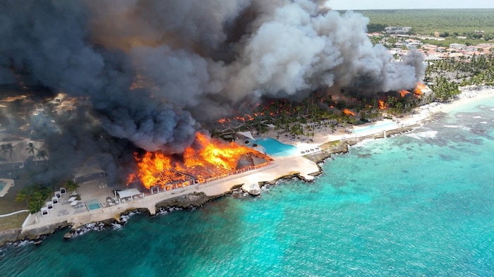 1700 Menschen wurden evakuiert, das Feuer wurde durch starken Wind und Palmstroh angefacht.