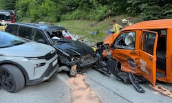 Gleich mehrere Fahrzeuge waren an dem Unfall beteiligt.