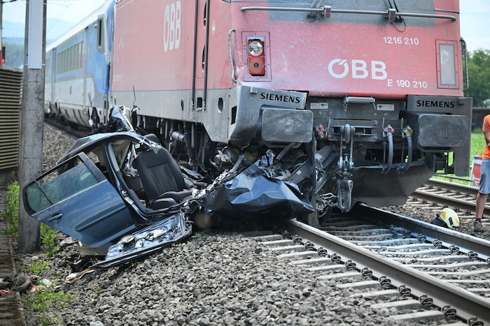 Der Pkw wurde zerstört. Auch der Zug wurde während des Unfalls beschädigt.