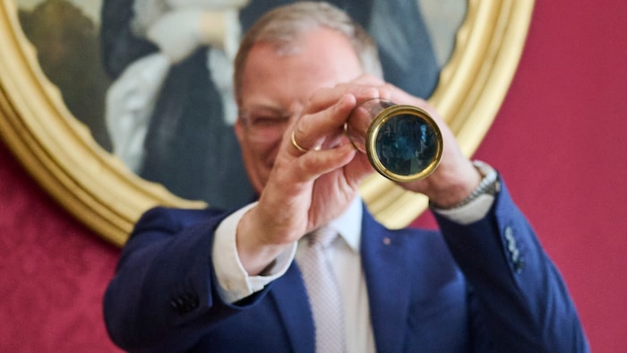 Landeshauptmann Stelzer probierte das historische Fernrohr gleich aus.