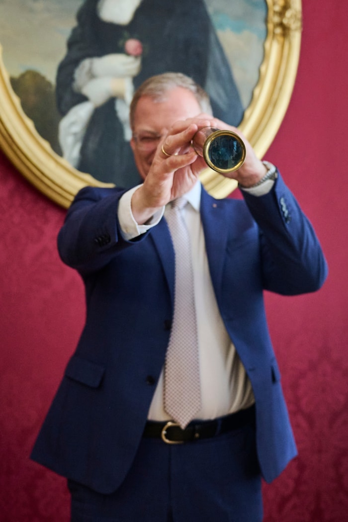 Landeshauptmann Stelzer probierte das historische Fernrohr gleich aus.