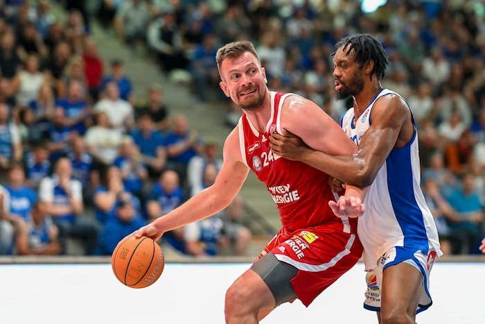Rasid Mahalbasic (BC Vienna, li.) und ...