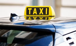 Ein 19-Jähriger hat einen Taxi-Fahrer in Wien brutal überfallen.