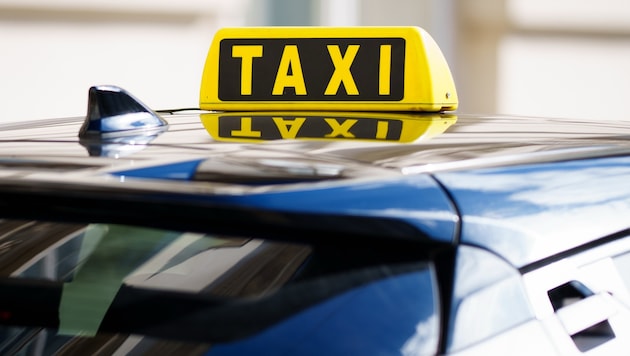 Anstatt die Frau im Taxi mitzunehmen, brachte er ihr zwei Flaschen Wein.