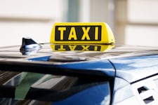 Ein 19-Jähriger hat einen Taxi-Fahrer in Wien brutal überfallen.