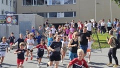 Mehr als 200 Kinder, Jugendliche, Eltern und Lehrende nahmen in Stams am Spendenlauf zu Gunsten ...