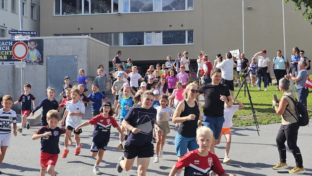 Mehr als 200 Kinder, Jugendliche, Eltern und Lehrende nahmen in Stams am Spendenlauf zu Gunsten ...