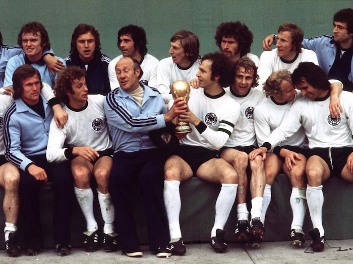 Die Mannschaft um Kapitän Franz Beckenbauer und Bundestrainer Helmut Schön