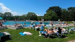 Im Krapfenwaldlbad tummelten sich die Badegäste.