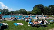 Im Krapfenwaldlbad tummelten sich die Badegäste.