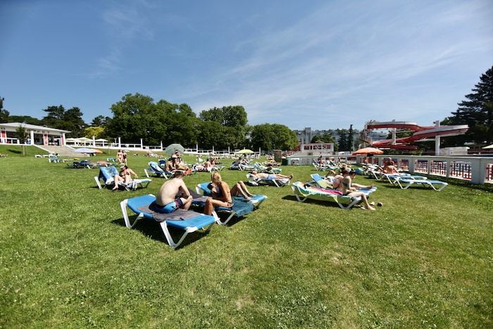 Auf der Liegewiese im Kongressbad war schon am Vormittag viel los.