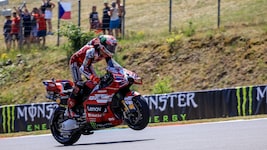 Mit riskanter Reifenwahl setzte sich Francesco Bagnaia im MotoGP-Sprint in Brünn durch. 