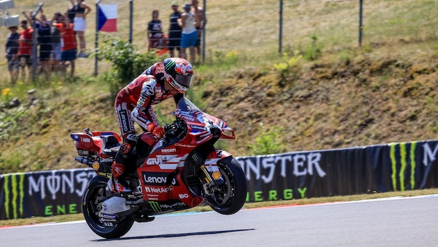 Mit riskanter Reifenwahl setzte sich Francesco Bagnaia im MotoGP-Sprint in Brünn durch.