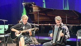 Singer-Songwriterin Elena Schäfer und  Akkordeonmeister Christian Bakanic (re.) 