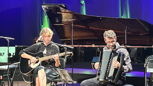 Singer-Songwriterin Elena Schäfer und Akkordeonmeister Christian Bakanic (re.)