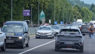 Die Hitze im Auto kann unerträglich werden – etwa, wenn man im Stau steht.