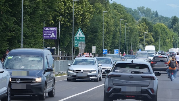 Die Hitze im Auto kann unerträglich werden – etwa, wenn man im Stau steht.