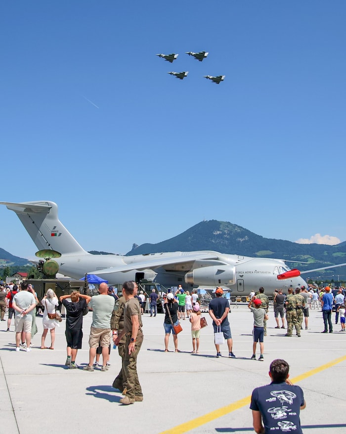Vier Eurofighter grüßten tausende Besucher von oben
