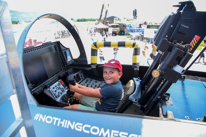 Dem kleinen Leon zauberte das Probesitzen im Eurofighter ein Lächeln ins Gesicht.