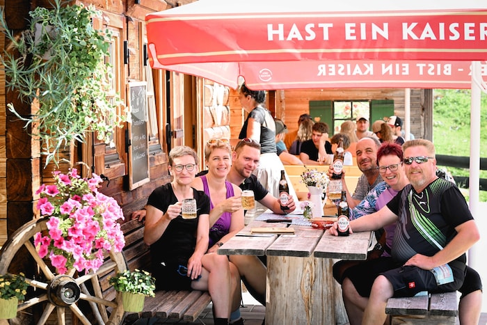 Gratulation: Bettina, Manuela, Siegi (li.), Hans und Martin feierten den 50er von Isabella ...