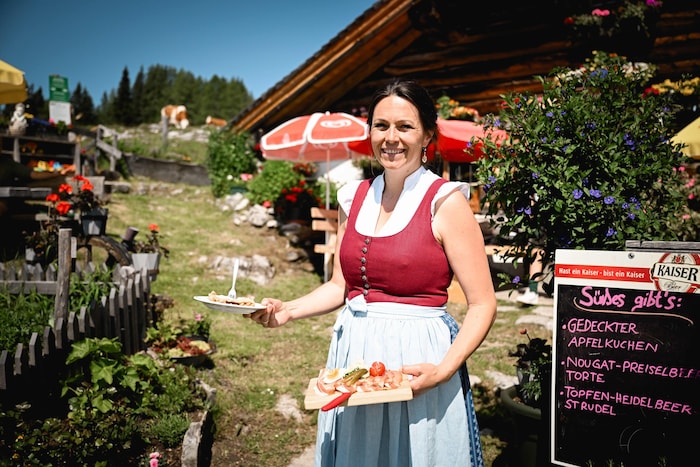 Daniela Buchegger von der Pitschenbergalm kredenzte Schmankerln.