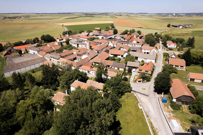 Kleine Orte und große Städte blühen durch die Aktionen der Stadt- und Dorferneuerung im ganzen ...