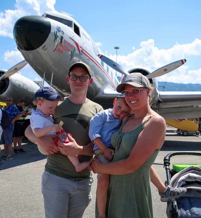 Familie Kerschbaumer bestaunte die ausgestellten Flugzeuge beim Airport-Geburtstag.