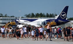 Trotz Rekordhitze kamen Tausende zum Flughafen-Fest.