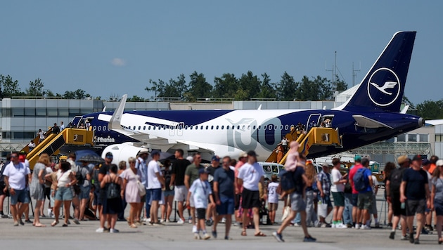 Trotz Rekordhitze kamen Tausende zum Flughafen-Fest.