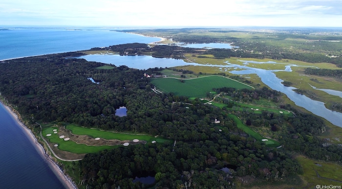 Luftaufnahme des riesigen Areals um Cow Neck Golfcourse