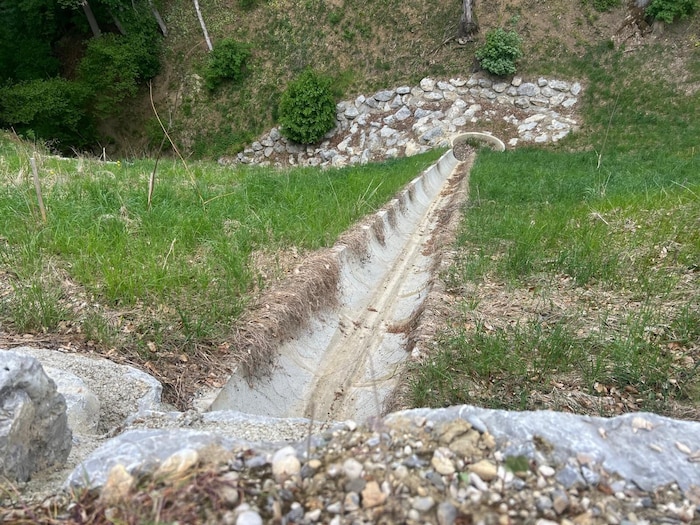 Ein Auffangbecken konnte nach einem Starkregen-Ereignis das Wasser nicht mehr halten. Danach ...