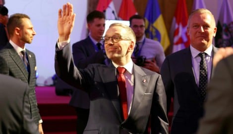 Herbert Kickl ließ sich in der Hofburg mit seinen Parteigenossen feiern. 