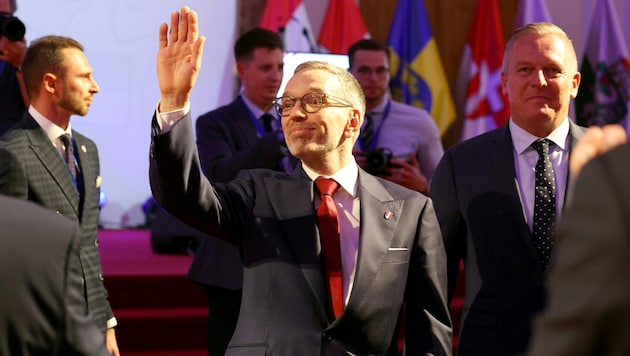 Herbert Kickl ließ sich in der Hofburg mit seinen Parteigenossen feiern.