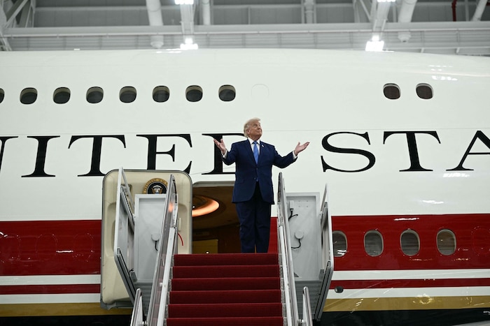 Vor seiner Rede besichtigte Trump die Maschine von innen.