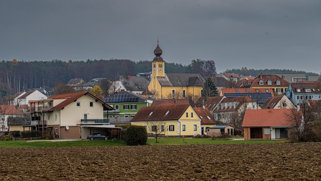 Zahlreiche Polizeistreifen rückten zum Ort des Geschehens in Sinabelkirchen aus.