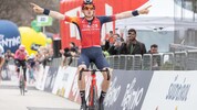 Tao Geoghegan Hart, hier bei einem Etappensieg im Rahmen der Tour of the Alps 2023.