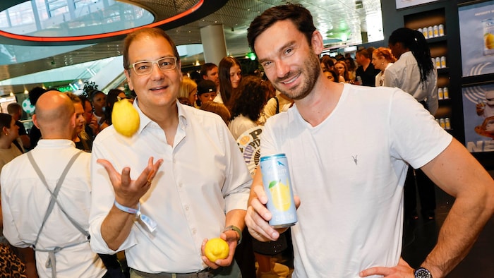 Interspar-Chef Johannes Holzleitner mit S. Spitz-Chef Walter Scherb (re.)