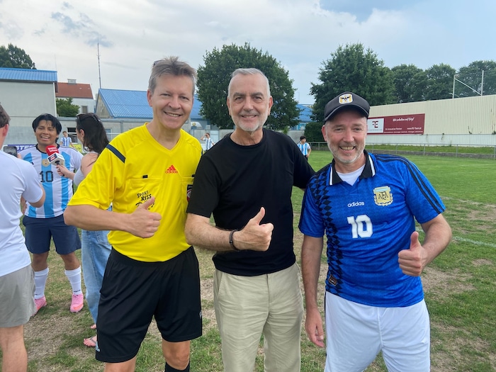 Schiedsrichter Felix Ratcliffe, der argentinische Botschafter Gustavo Zlauvinen und ...