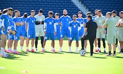 Teamchef Ghalenoei (in Schwarz) stimmt das iranische Team auf das Spiel gegen Ägypten ein.